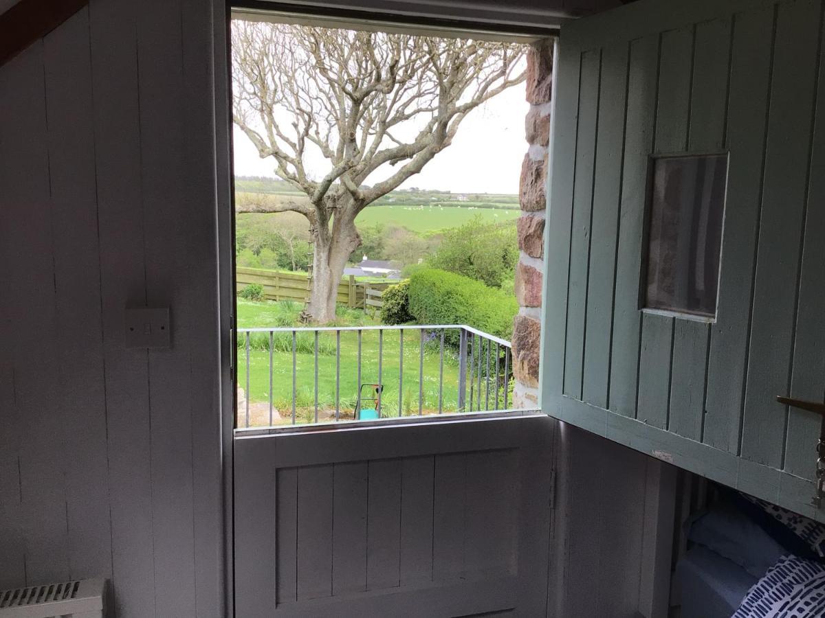 Cozy Camborne Studio Retreat With Two Single Beds Bagian luar foto