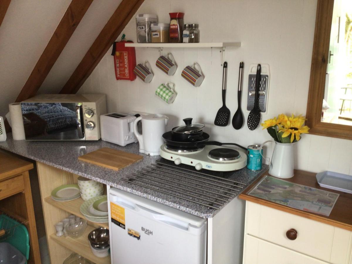 Cozy Camborne Studio Retreat With Two Single Beds Bagian luar foto