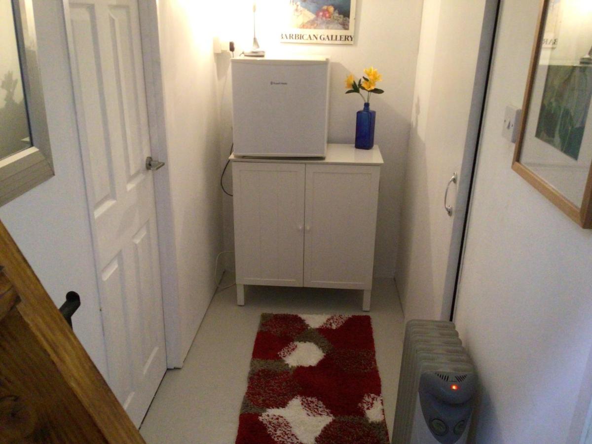 Cozy Camborne Studio Retreat With Two Single Beds Bagian luar foto