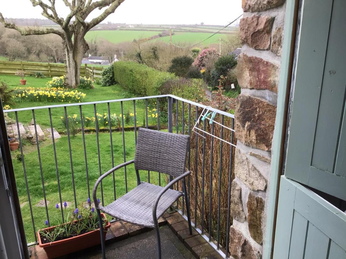 Cozy Camborne Studio Retreat With Two Single Beds Bagian luar foto