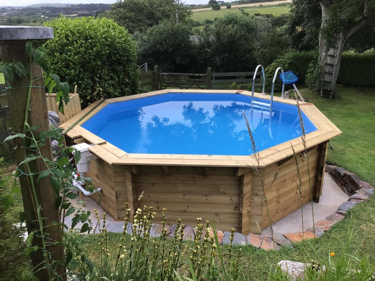 Cozy Camborne Studio Retreat With Two Single Beds Bagian luar foto